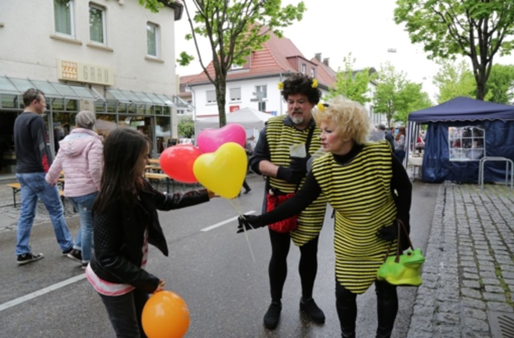 Biene Maja und Willi von der Tulpe auf dem Maikäferfest.