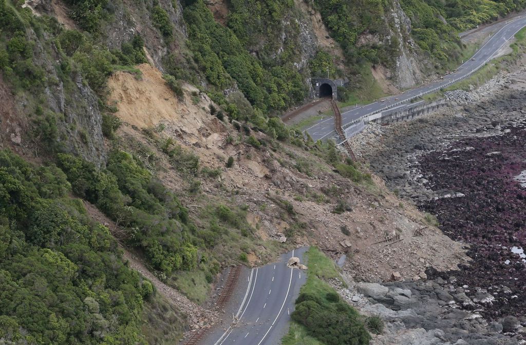 Eine Zuglinie in Kaikoura ist von einem Erdrutsch zerstört und teilweise verschüttet worden.