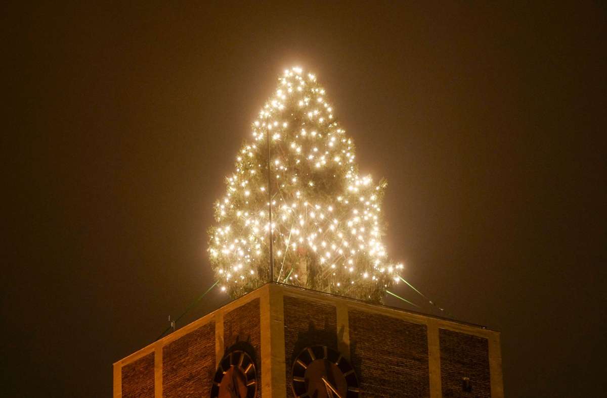 Rathaus Kornwestheim: Stets ein Hingucker und von weitem zu sehen: Der Weihnachtsbaum auf dem Rathausturm – in diesem Jahr ist er besonders prächtig.