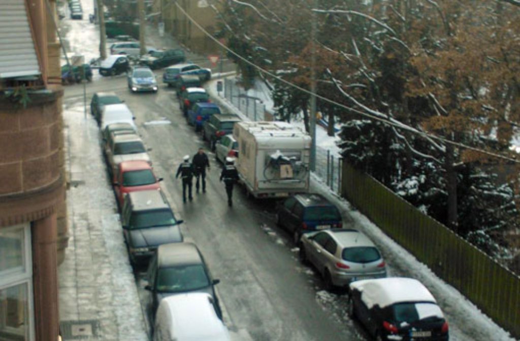 Im Stuttgarter Süden lässt auch die Polizei den Streifenwagen lieber stehen, um einen weiteren Glatteisunfall in der Cottastraße zu Protokoll zu nehmen.