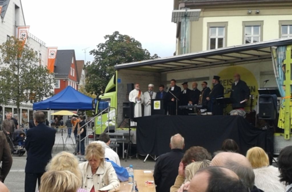 Auch bei der Kundgebung gegen die Autonomen Nationalisten haben Christen und Muslime gemeinsam auf dem Göppinger Marktplatz gebetet. Foto: Wein