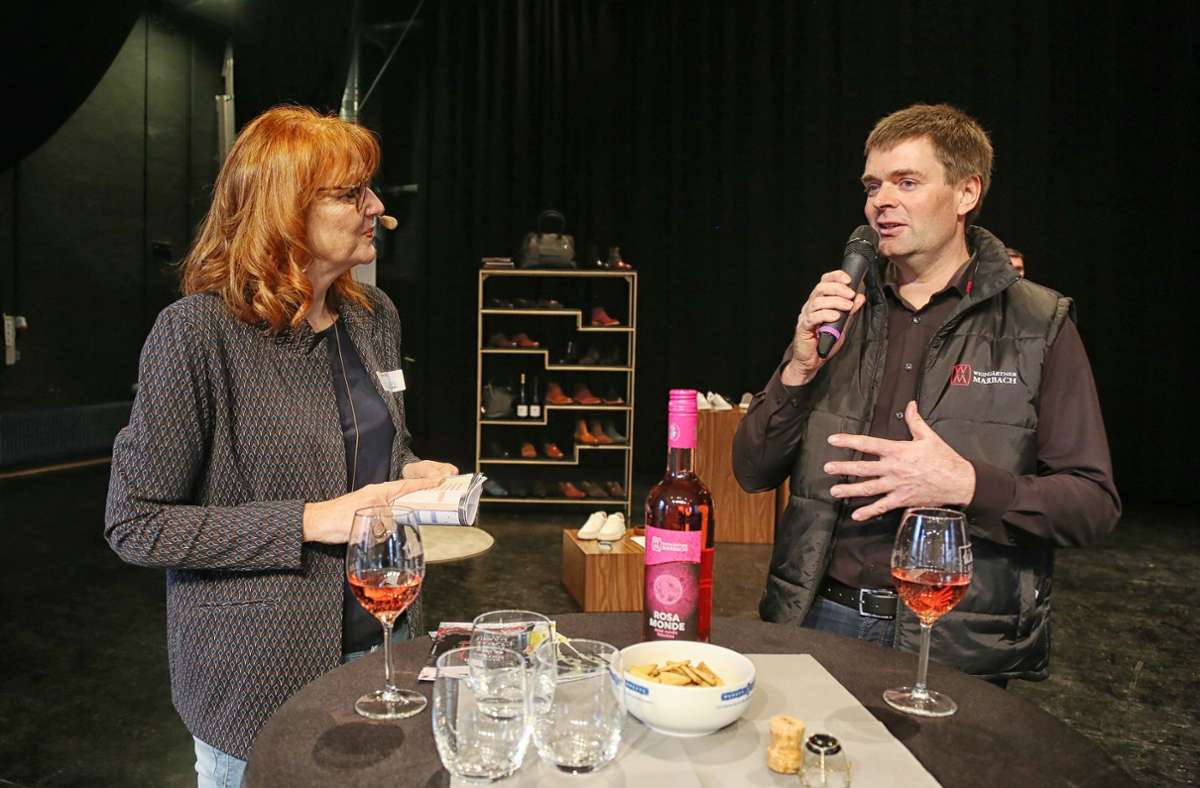 Matthias Hammer, Chef der Marbacher Weingärtner, präsentiert im Gespräch mit Karin Götz „Rosa Monde“.