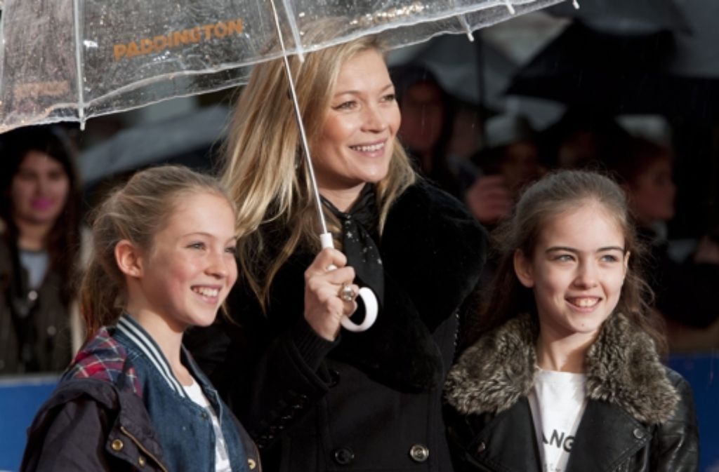 Strömender Regen bei der "Paddington"-Premiere in London: Topmodel Kate Moss mit ihrer Tochter Lila Grace (links) und einer Schulfreundin.