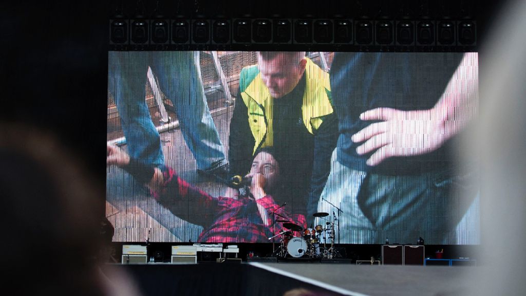 Unfall bei Konzert der Foo Fighters: David Grohl spielt weiter mit gebrochenem Bein