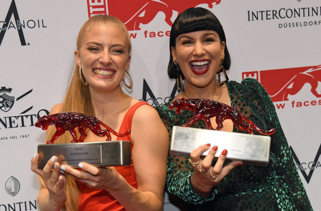 Die Sängerinnen Kiddo Kat (links) und Nessi freuen sich über ihre Roten Panther beim „New Faces Award“ in Düsseldorf