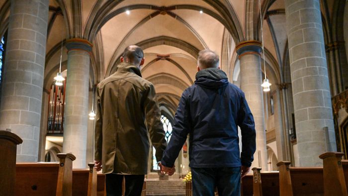 Streitfrage in der katholischen Kirche: Lob und Mahnungen zu Homosexuellen-Segnung