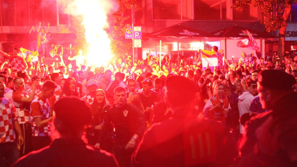  In ihrem dritten Spiel bei der WM 2018 konnte die kroatische Mannschaft zum dritten Mal gewinnen – die Kroaten in Stuttgart machten daher erneut die Nacht zum Tag. 
