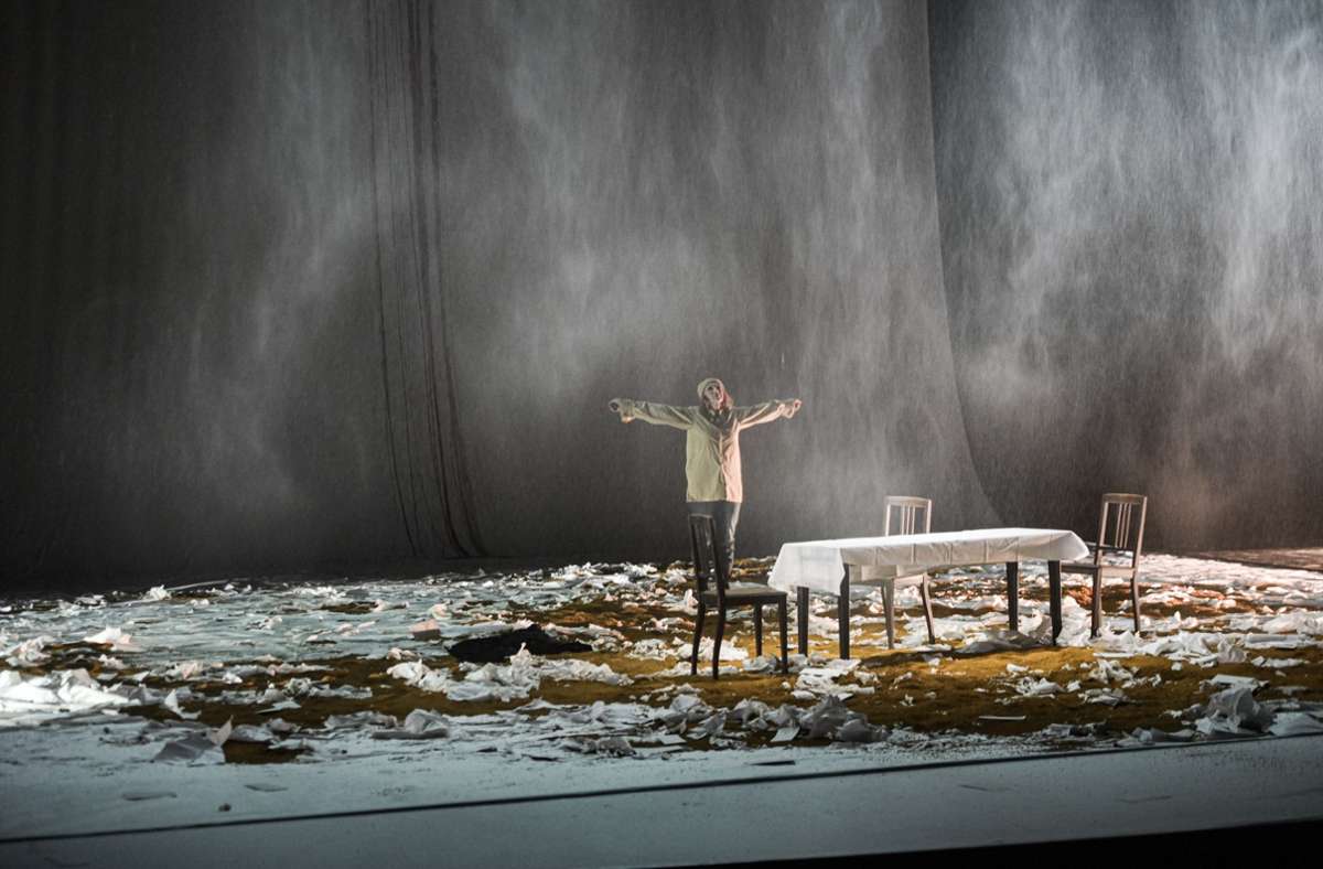 Szene mit Evgenia Dodina als Nawal: Als alles ans Licht kommt, fällt der große Regen. „Verbrennungen“ von Wajdi Mouawad im Schauspielhaus Stuttgart (Premiere: 5. Februar 2022) in der Inszenierung von Burkhard C. Kosminski.