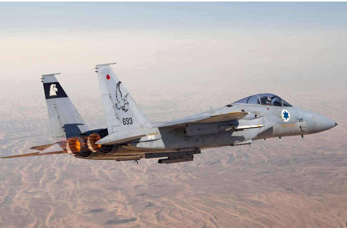 Die F-15 ist ein zweistrahliger Luftüberlegenheitsjäger.