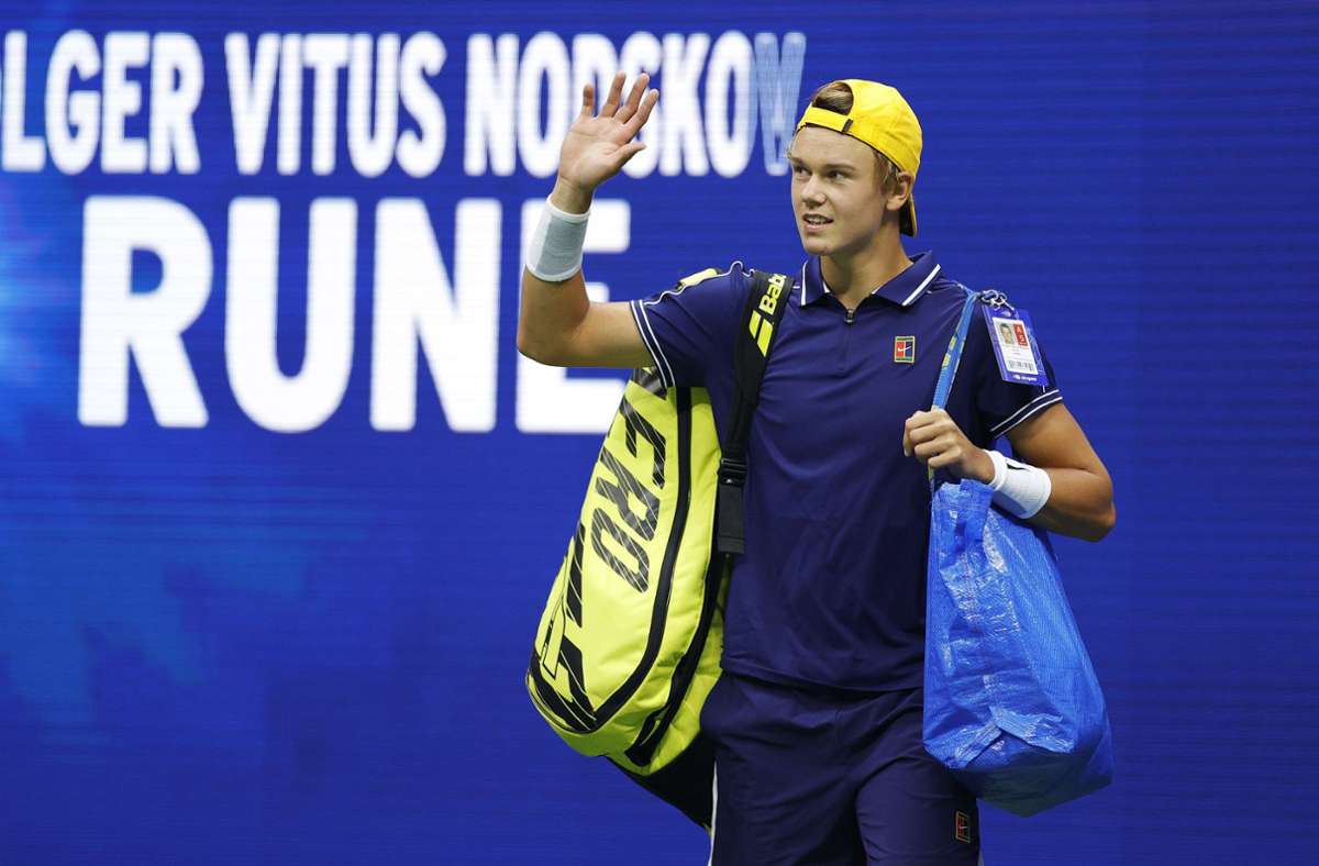 Willkommen auf der großen Tennisbühne: Der 18-jährige Däne Holger Rune holte sich sogar den zweiten Satz gegen Novak Djokovic.