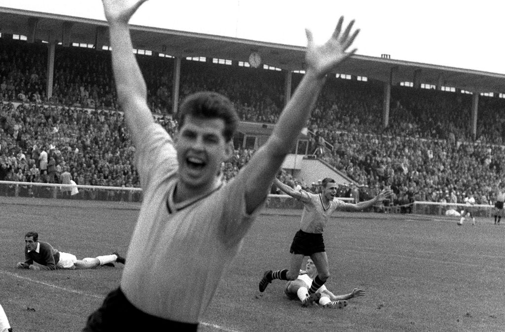 Das erste Tor der Bundesligageschichte erzielte der Dortmunder Timo Konietzka am 24. August 1963 zum 1:0 bei Werder Bremen nach 50 Sekunden Spielzeit. Alle Jubiläumstore der Fußball-Bundesliga finden Sie in unserer Bildergalerie.