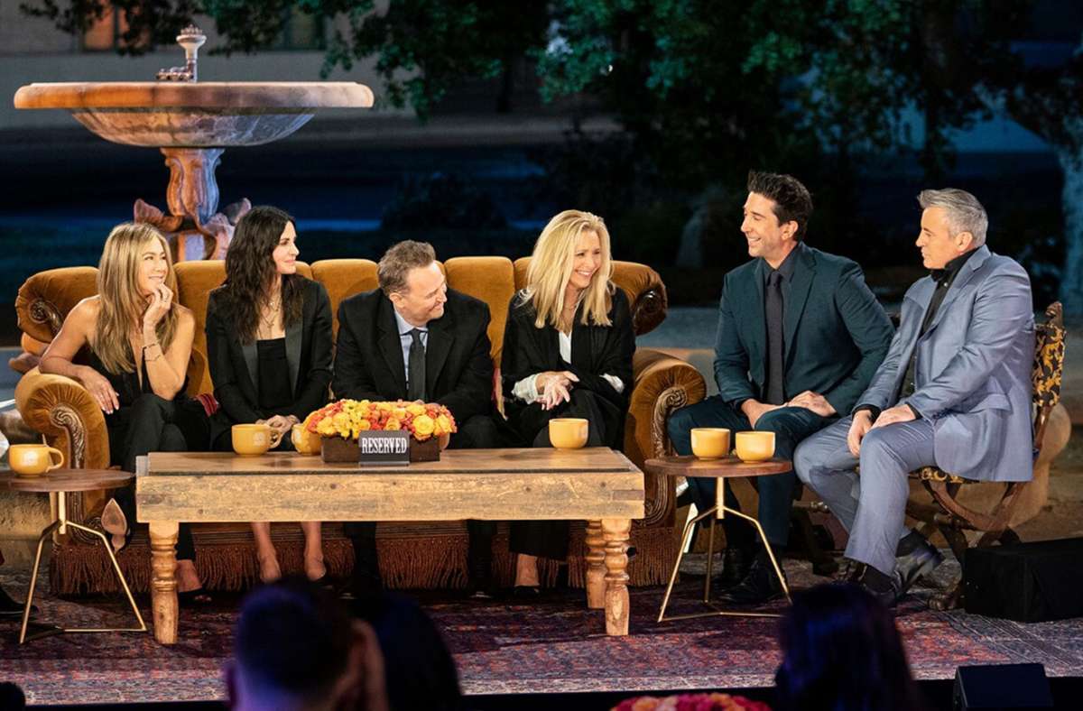 Szene der „Friends“-Reunion mit Rachel, Monica, Chandleer, Phoebe, Ross und Joey (von links)