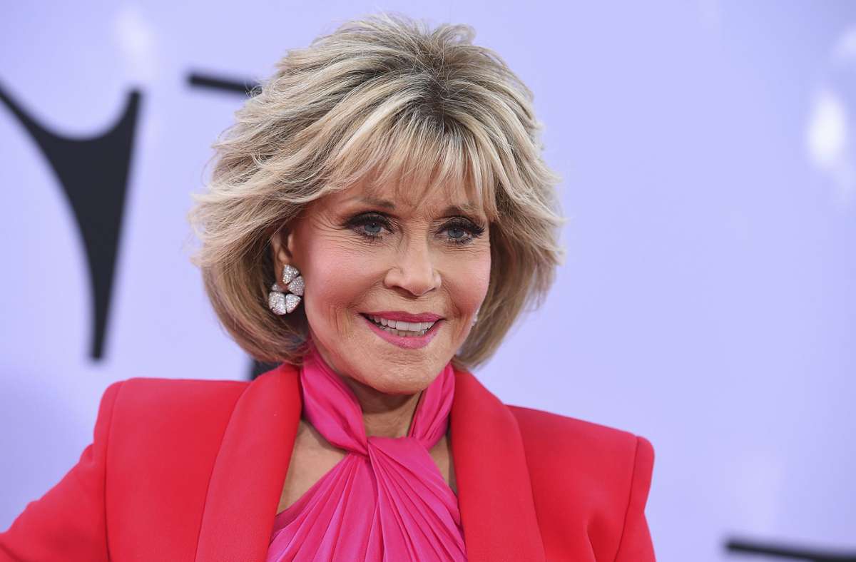 Jane Fonda und das vierte Date mit Ex-Mann Ted Turner: „Er hat sein eigenes Flugzeug. Als wir einstiegen, fragte er mich, ob ich Mitglied im ,Mile High Club’ bin“, berichtete Fonda. „Ich wusste nicht, wovon er sprach und plötzlich wurde aus den Sitzen ein Bett.“