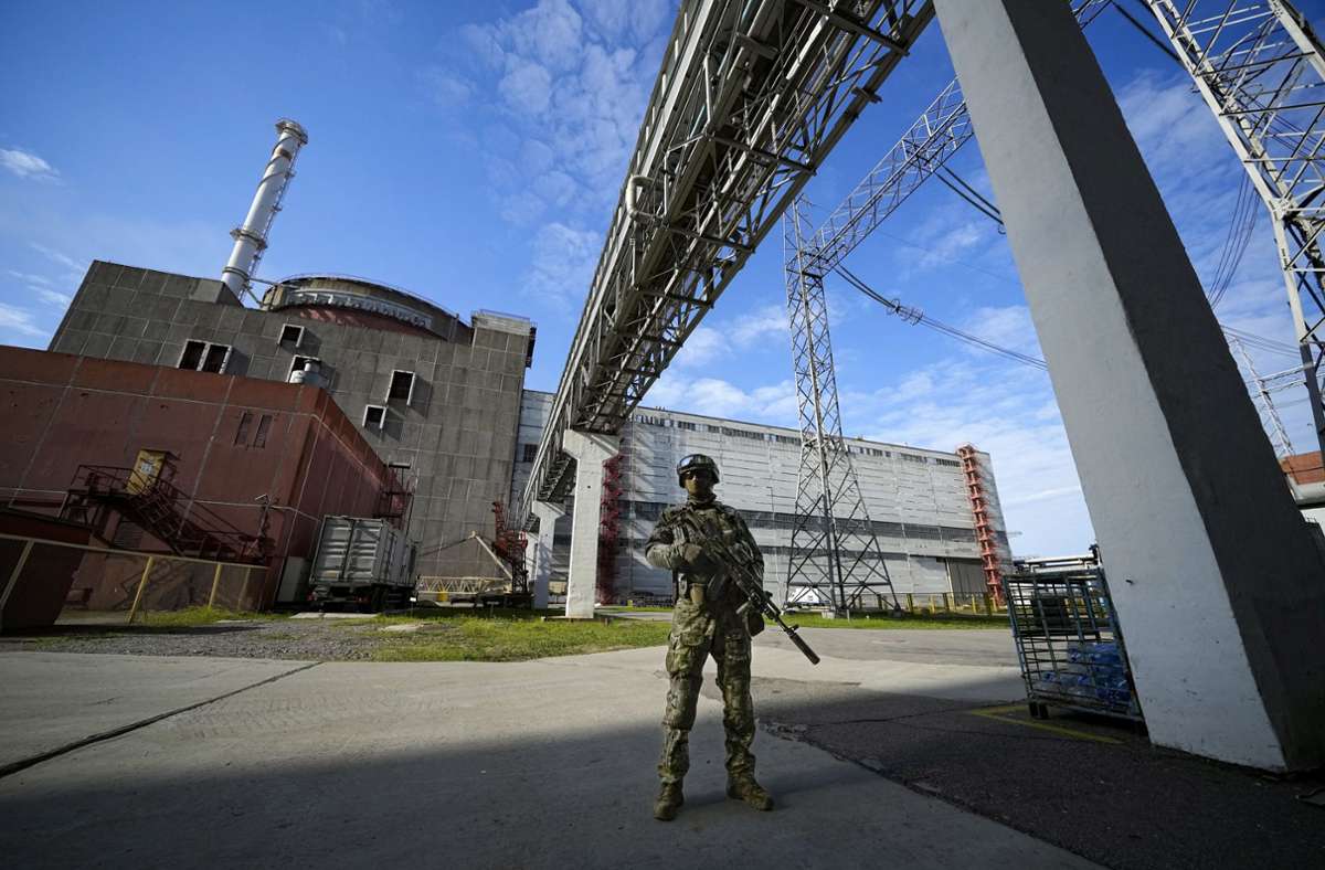 Auf diesem während einer vom russischen Verteidigungsministerium organisierten Reise aufgenommenen Foto, bewacht ein russischer Soldat einen Bereich des Kernkraftwerks Saporischschja.