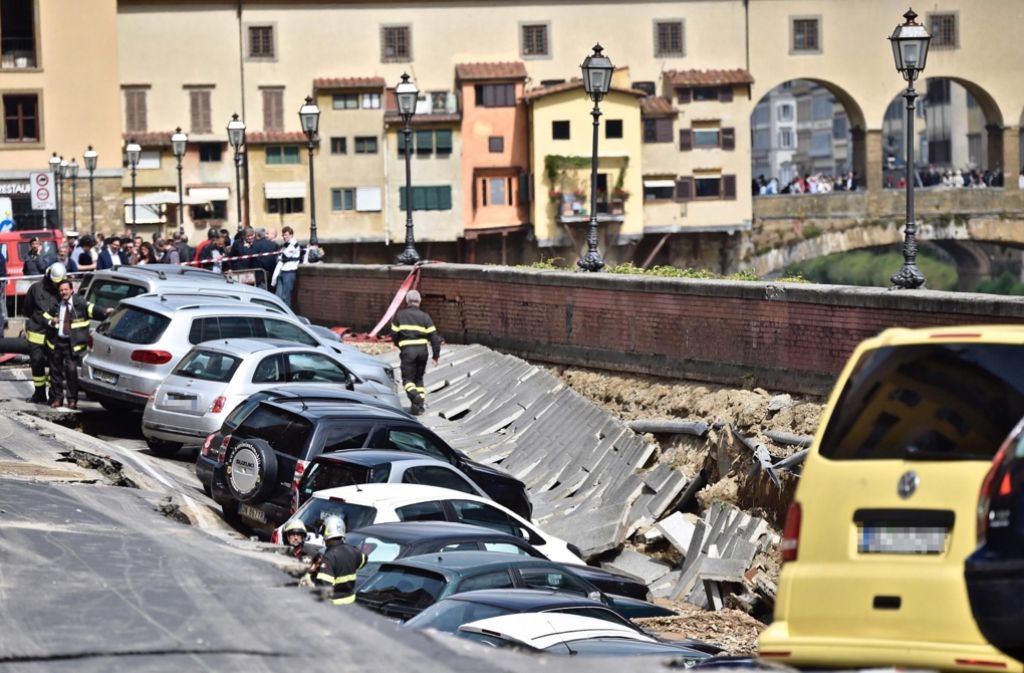 In Florenz ist eine Straße weggesackt und die darauf parkenden Autos gleich mit.
