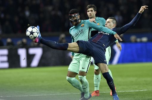 Paris Saint-Germains Spieler Julian Draxler im Zweikampf mit Rafinha von Barcelona – der FC Barcelona steht nach der Partie gegen Paris in der Champions League vor dem Aus im Achtelfinaleie. Foto: AFP