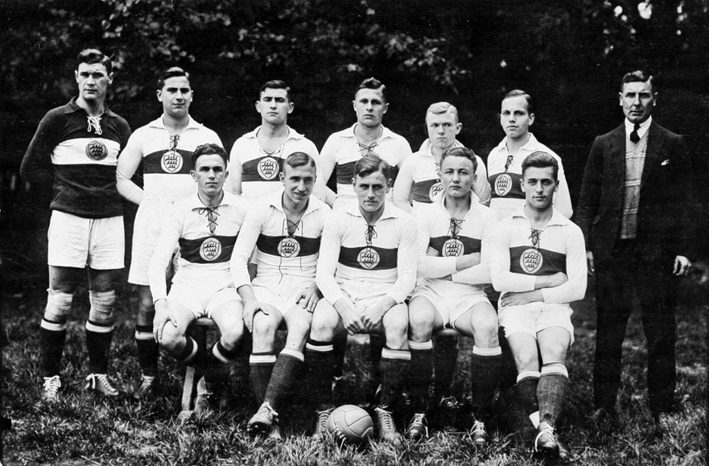 Die Mannschaft des VfB Stuttgart von 1925 um Trainer Tom Hanney (rechts), den ersten hauptamtlichen Trainer der Vereinsgeschichte