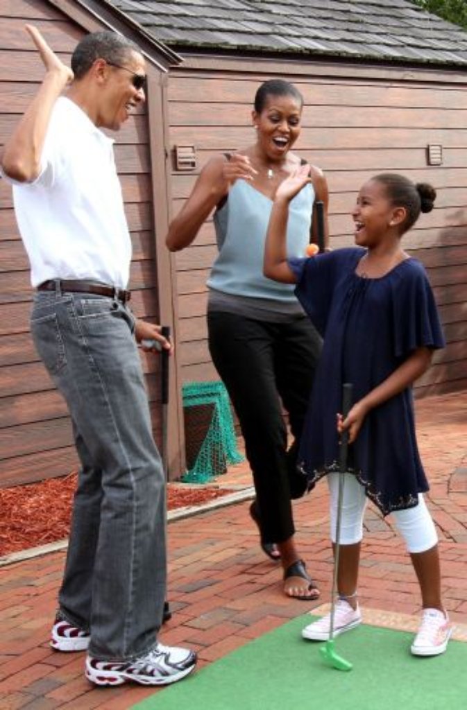 Die Obamas am 14. August 2010 beim Minigolf: Sasha (rechts), Mutter Michelle und Vater Barack.