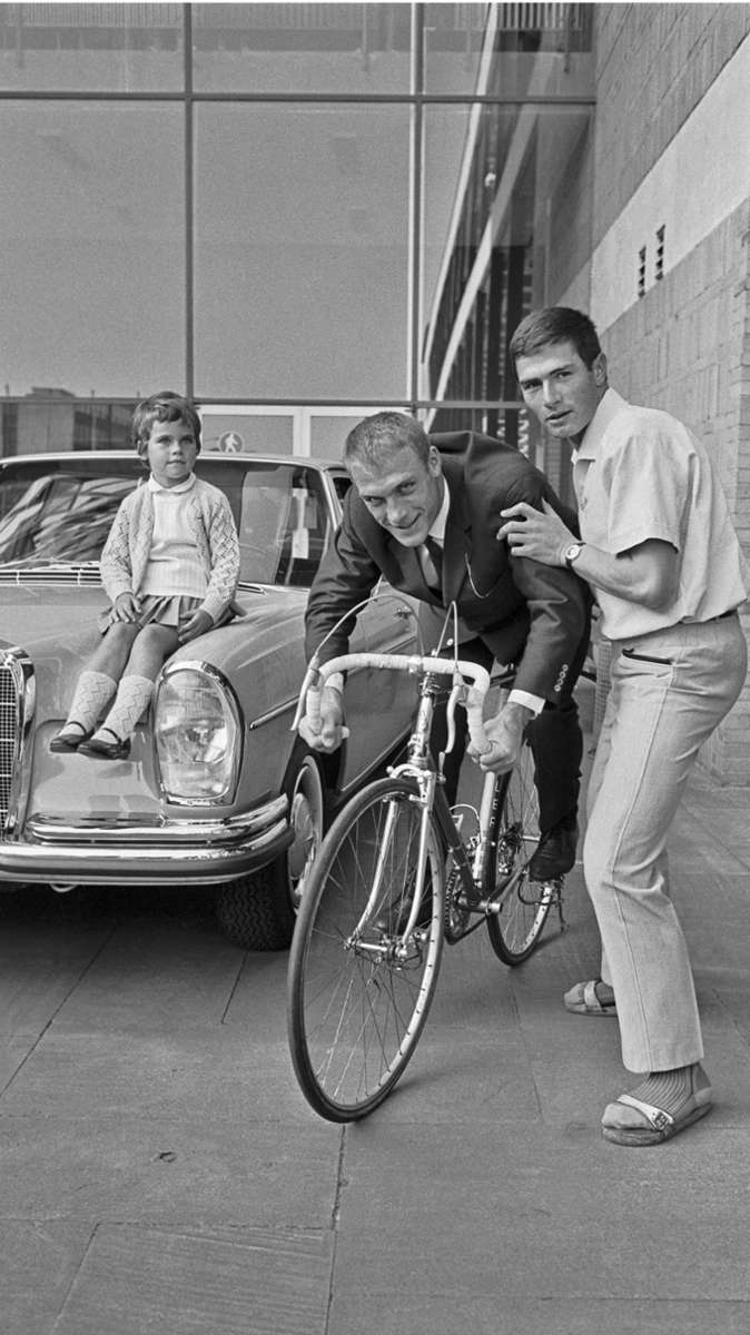 Radrennfahrer Rudi Altig nach seinem WM-Sieg 1966. In Stuttgart nimmt er einen Mercedes in Empfang.