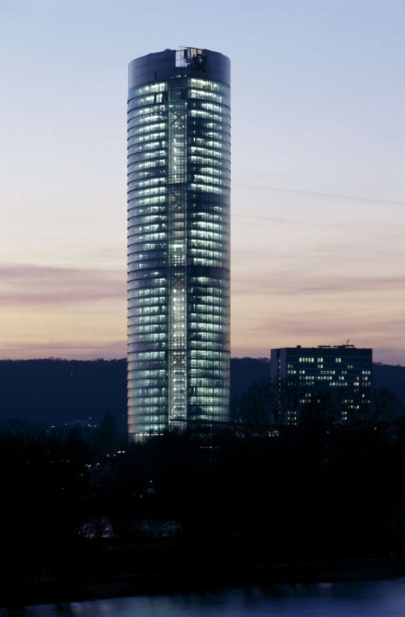 Werner Sobek realisiert mit seiner Firmengruppe häufig bahnbrechende Ingenieurleistungen in aller Welt. Zu den bekanntesten Projekten des Büros Werner Sobek zählt der 2002 fertiggestellte Post Tower in Bonn, der in Zusammenarbeit mit dem deutsch-amerikanischen Architekten Helmut Jahn entstand.