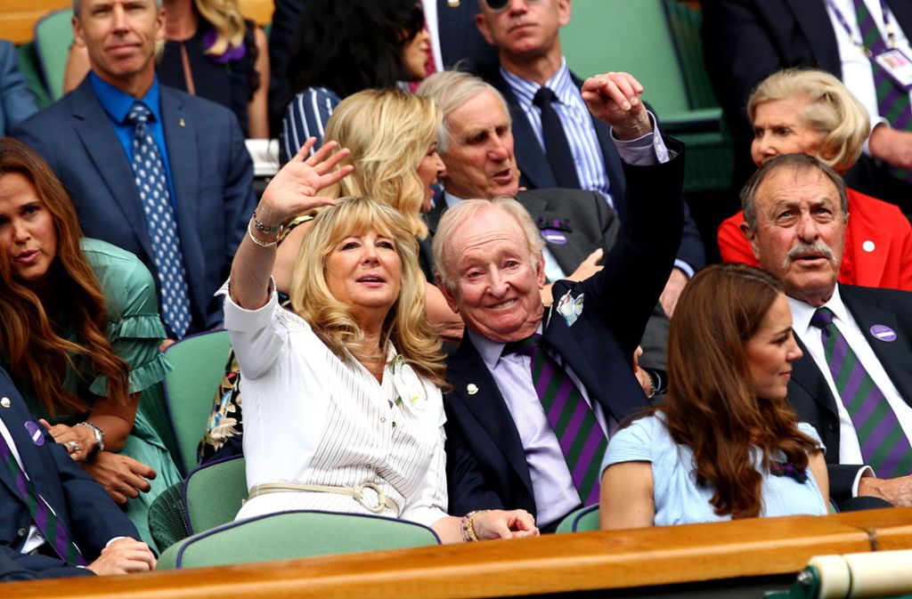 Der frühere Australische Tennis-Profi Rod Laver hat gemeinsam mit Susan Johnson sichtlich Spaß.