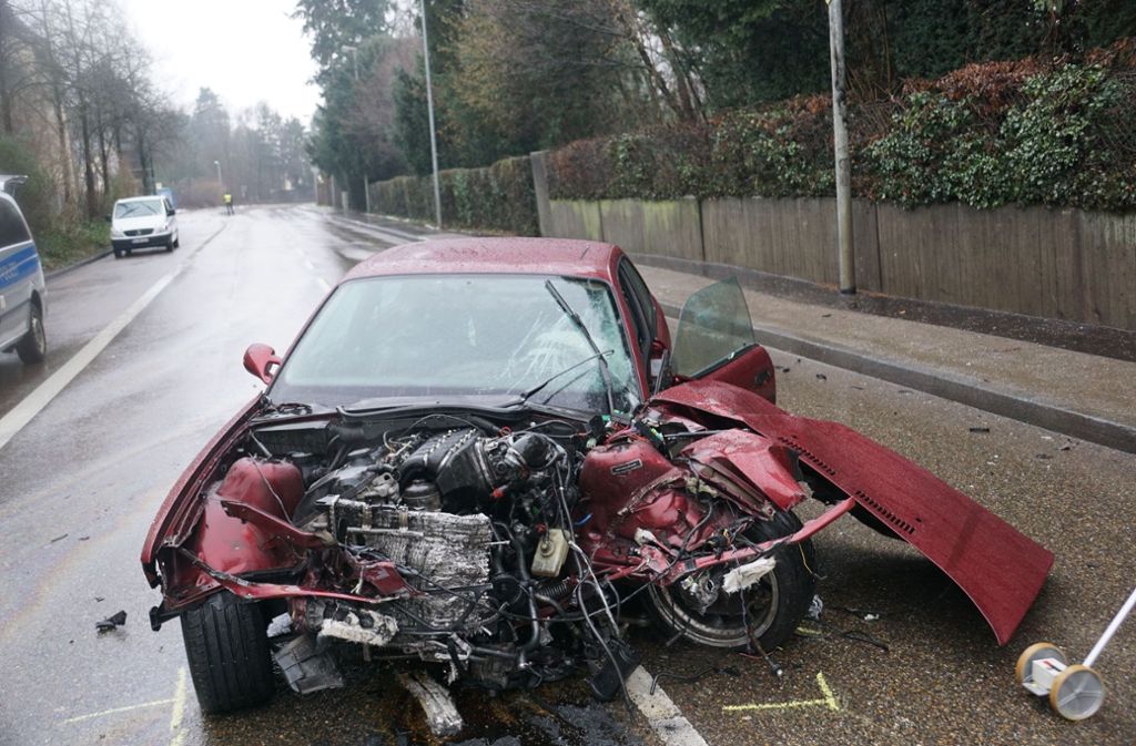 Der BMW des 18-Jährigen nach dem Unfall.