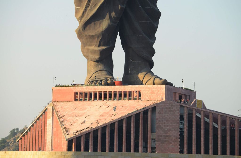 Das Fundament, auf dem Patel steht, ist ebenso monumental wie seine Füße.