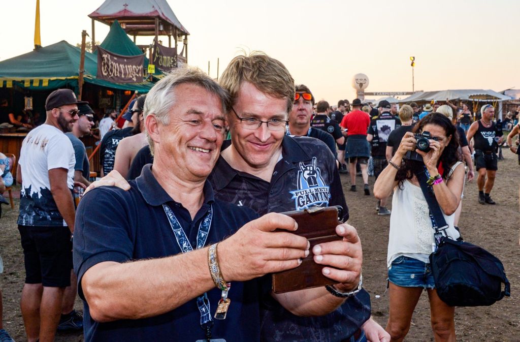 Auch der Ministerpräsident von Schleswig-Holstein, Daniel Günther (CDU, rechts im Bild), ließ sich die Eröffnungsshows beim Festival nicht entgehen.