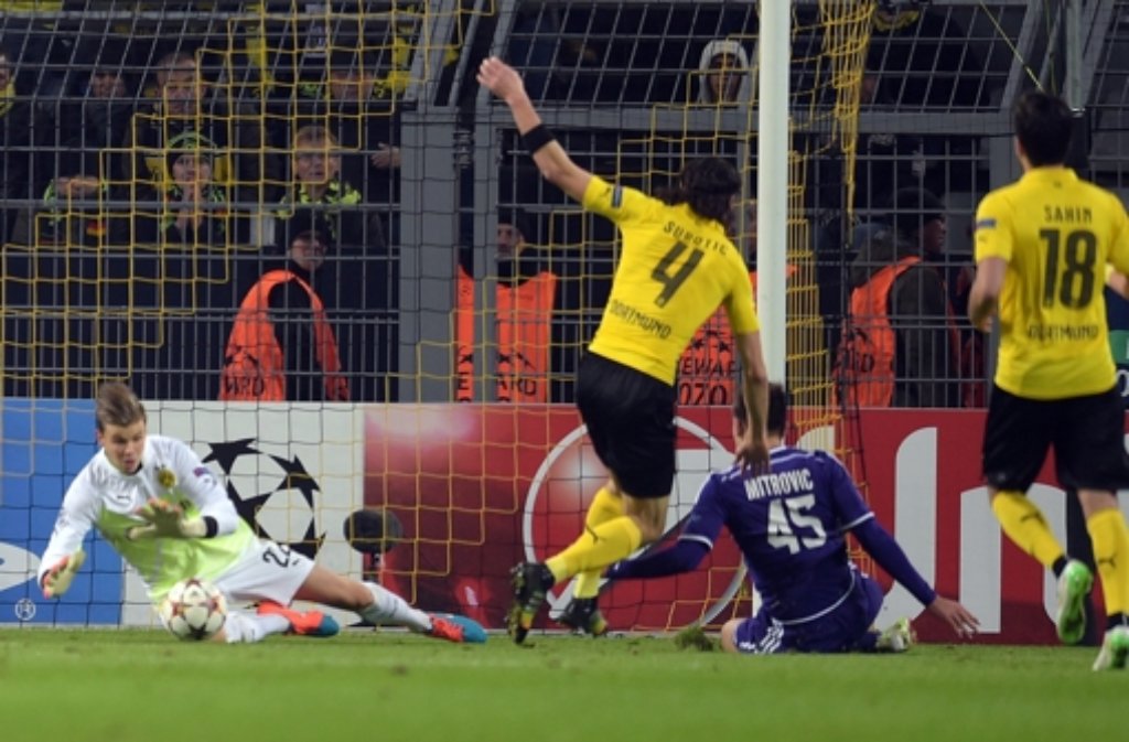 Der Dortmunder Torwart Mitchell Langerak hält den Schuss von Aleksandar Mitrovic von Anderlecht.
