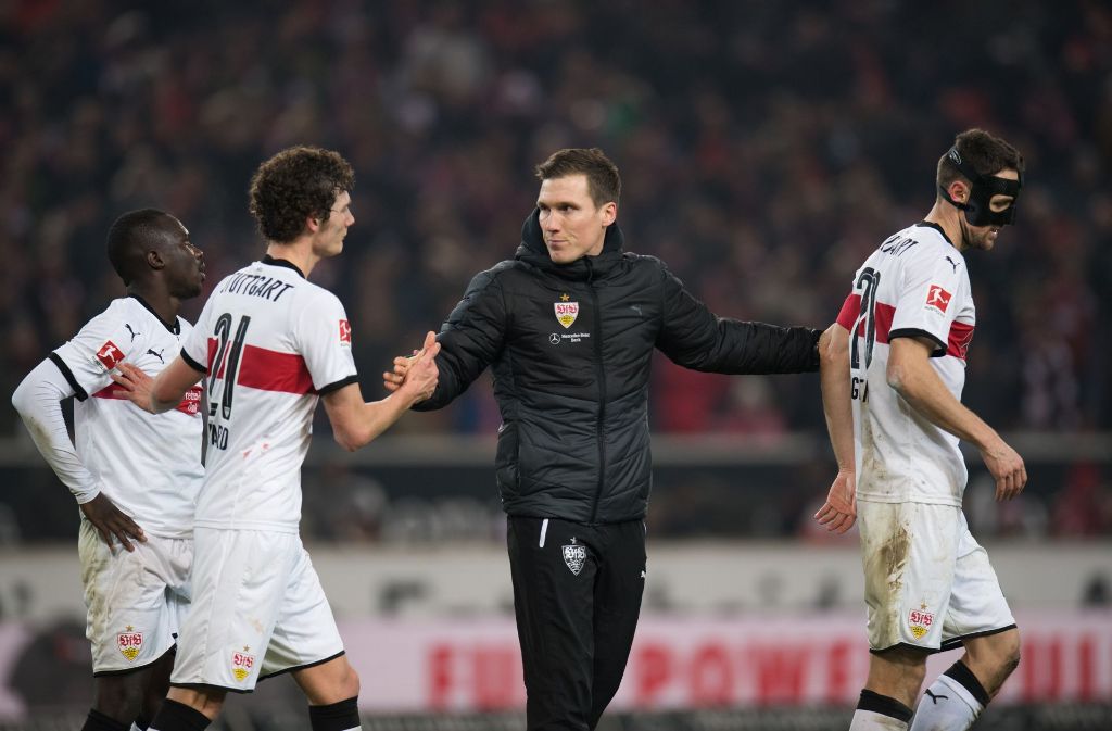 VfB-Coach Hannes Wolf tröstet seine Mannschaft.