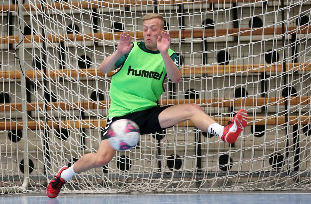 Glänzt auch als Torwart beim Fußballspiel zum Trainingsauftakt: Neuzugang Till Hermann, im Handball ein pfeilschneller Linksaußen.