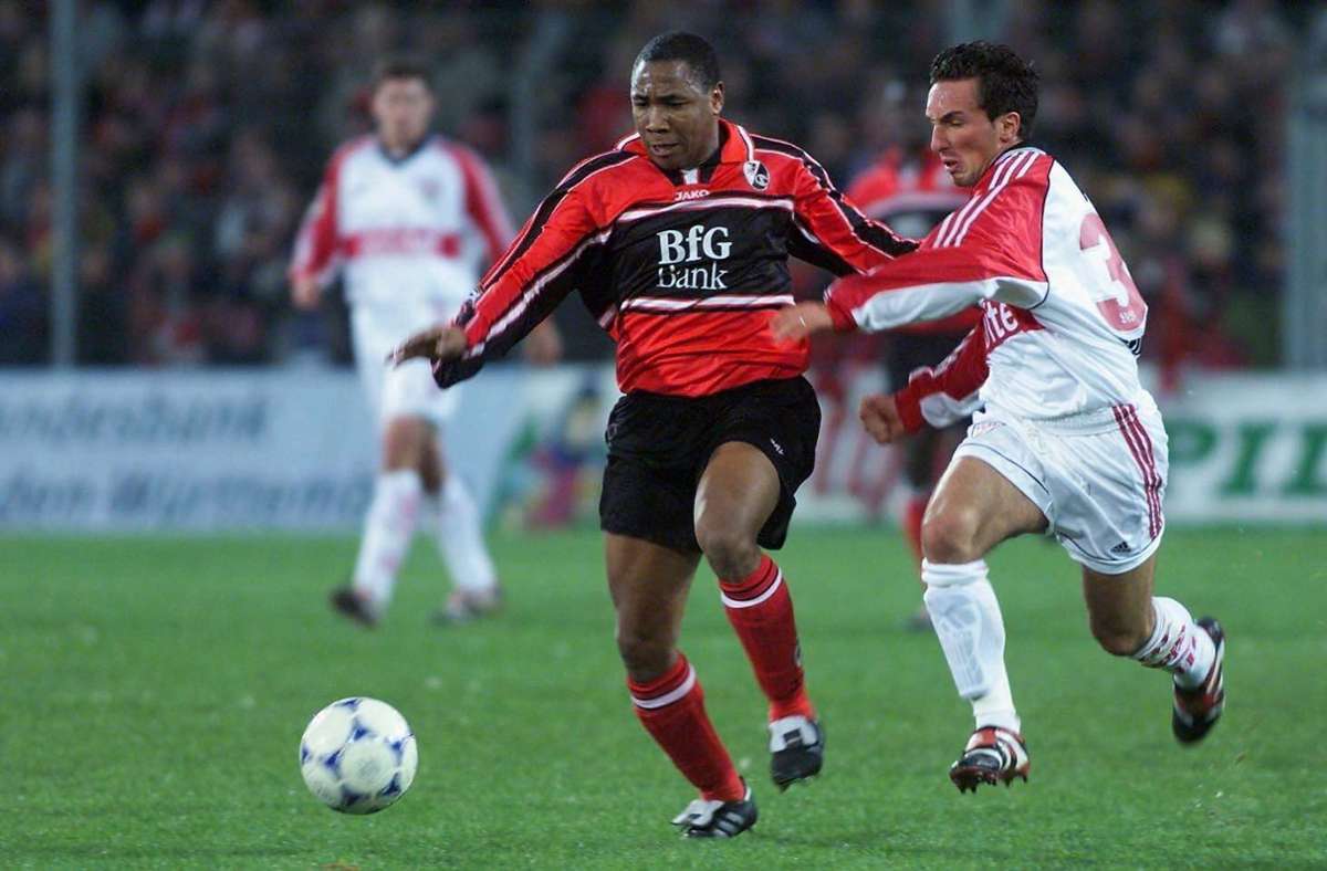 Es war die Vorzeit der jungen Wilden beim VfB. Trainer Ralf Rangnick setzte schon 1999 auf die Jugend und Spieler wie Roberto Pinto (re./gegen Mehdi Ben Slimane)