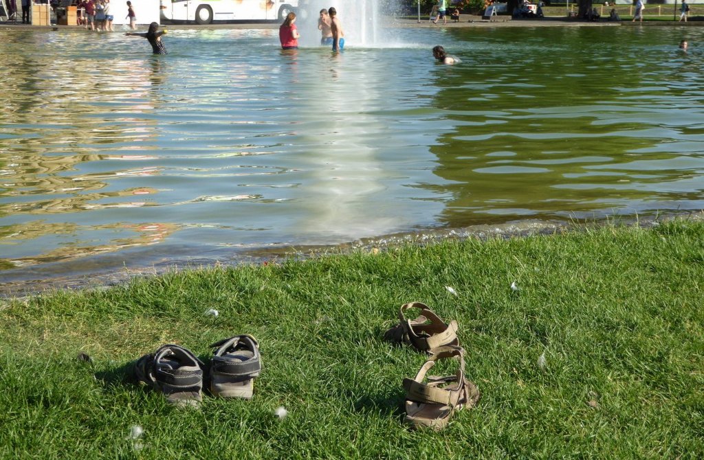 Nur die Sandalen bleiben am Ufer des Eckensees zurück.