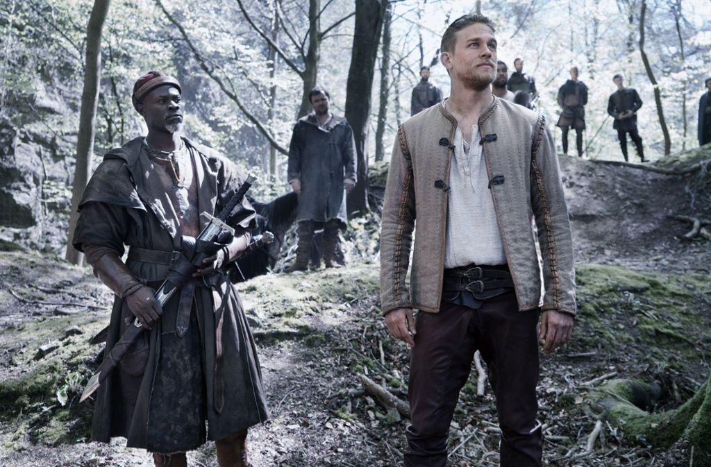 Wenn das ein bisschen aussieht wie Robin Hoods Bande, dann liegt das nur am englischen Wald: Bedivere (Djimon Hounsou, li.) und Arthur (Charlie Hunnam)