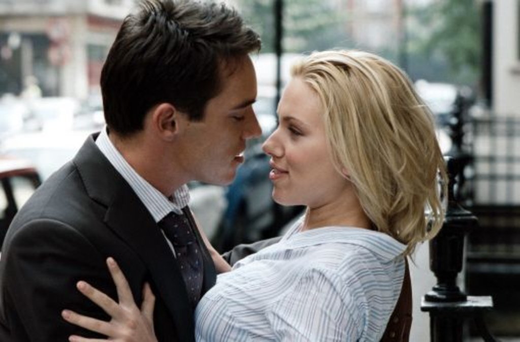 Platz 15 gibts für eine Beziehung, die nicht sein darf: In "Match Point" liebt Chris (Jonathan Rhys Meyers) Nola (Scarlett Johansson), obwohl die mit seinem Bruder verlobt ist.