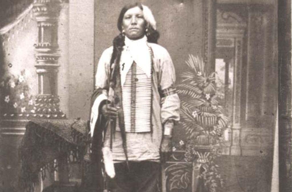 „Ein guter Tag zum Sterben: „Es ist ein guter Tag zum Kämpfen! Es ist ein guter Tag zum Sterben!“ Mit diesem Schlachtruf stürmte Häuptling Crazy Horse (Foto) in die Schlacht am Little Big Horn. Am 25. Juni 1876 trafen dort Sioux, Arapaho und Cheyenne unter Sitting Bull, Crazy Horse und Gall auf die 7. US-Kavallerie unter General Armstrong Custer. In 20 Minuten fielen 267 Kavalleristen, die Indianer hatten 32 Gefallene zu beklagen. Trotz ihres größten Sieges verloren sie den Krieg gegen die Weißen.