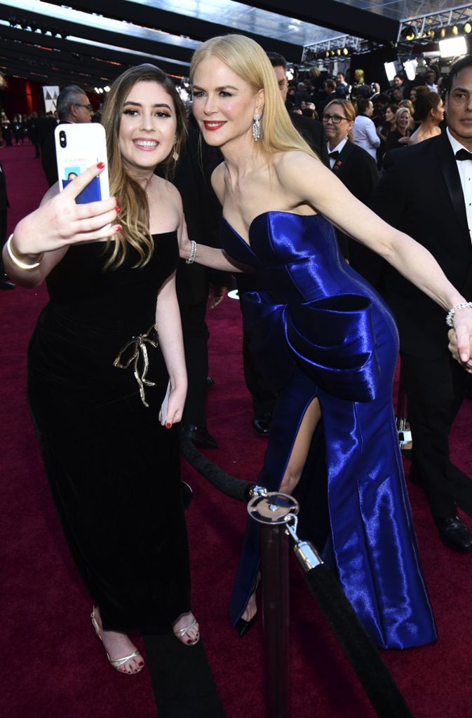 Nicole Kidman macht ein Selfie mit einem Fan.