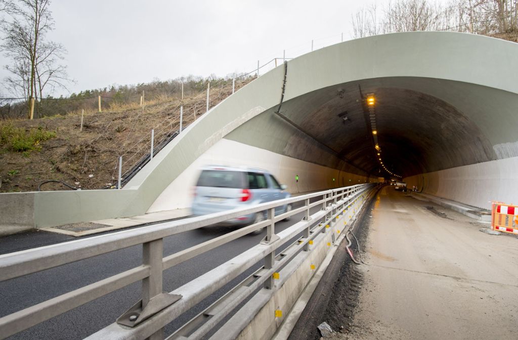 Der Schönbuchtunnel auf der A81 bei Herrenberg muss wegen Wartungsarbeiten zeitweise gesperrt werden. Foto: Martin Stollberg