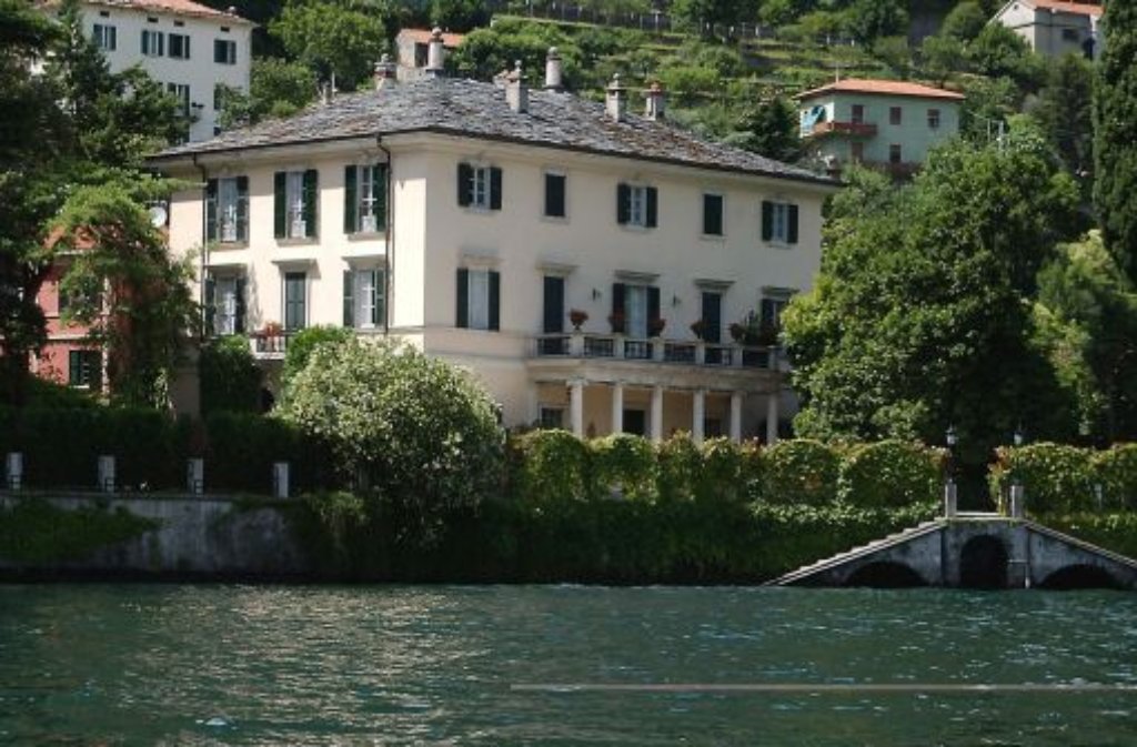 Privat liebt der US-Schauspieler das "Dolce Vita" und fühlt sich zu Italien hingezogen - in allen Bereichen. 2003 kauft er die Villa Oleandra am Comer See, die seitdem von Paparazzi belagert wird.