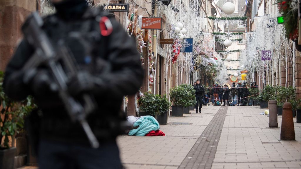  Nach dem Terroranschlag in Straßburg am Dienstagabend mit drei Toten und dem Tod des mutmaßlichen Attentäters Chérif Chekatt sind sieben Menschen in Polizeigewahrsam. 