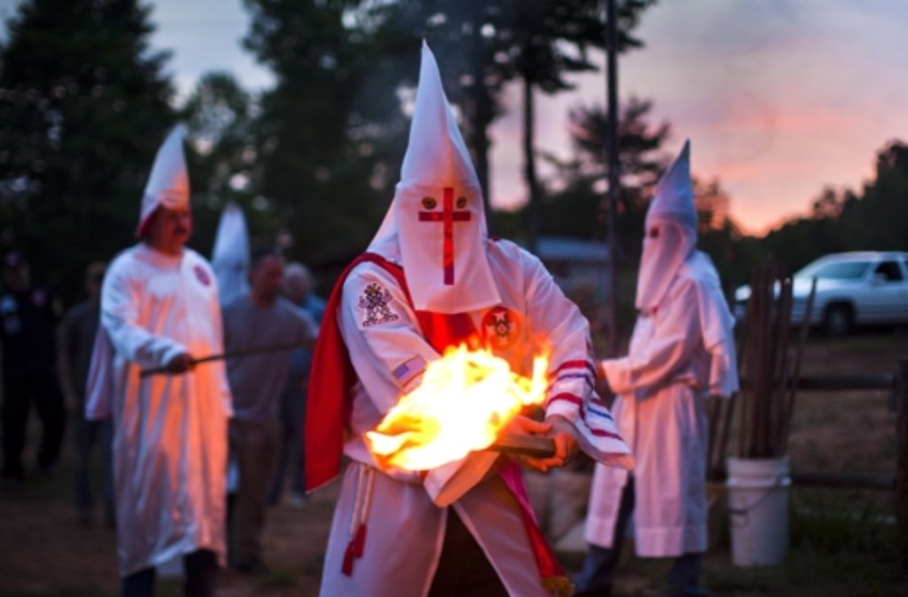 Mitglieder des Ku-Klux-Klans in den USA. Der Spitzel Corelli hat gute Kontakte zum deutschen Ableger der rassistischen Verbindung gehabt. Foto: EPA