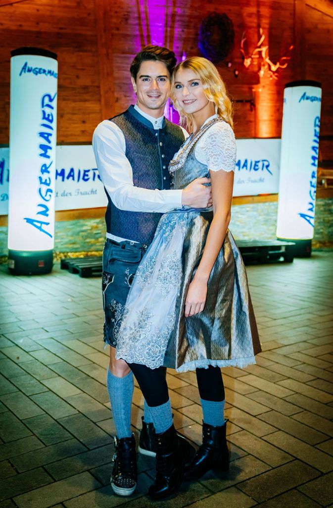 Gehörten zum Siegerteam beim Promi-Eisstock-Trachtturnier: Dominki Bruntner, der Mister Germany von 2017, und seine Freundin, die Influencerin Jolina Fust.