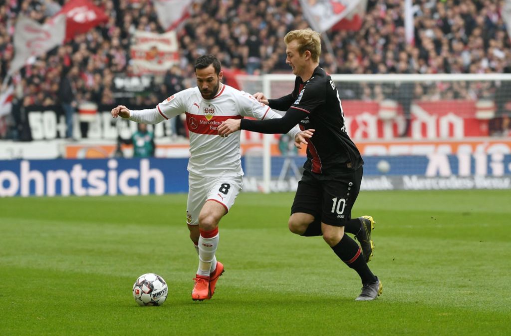 VfB-Spieler Gonzalo Castro vor Julian Brandt am Ball.