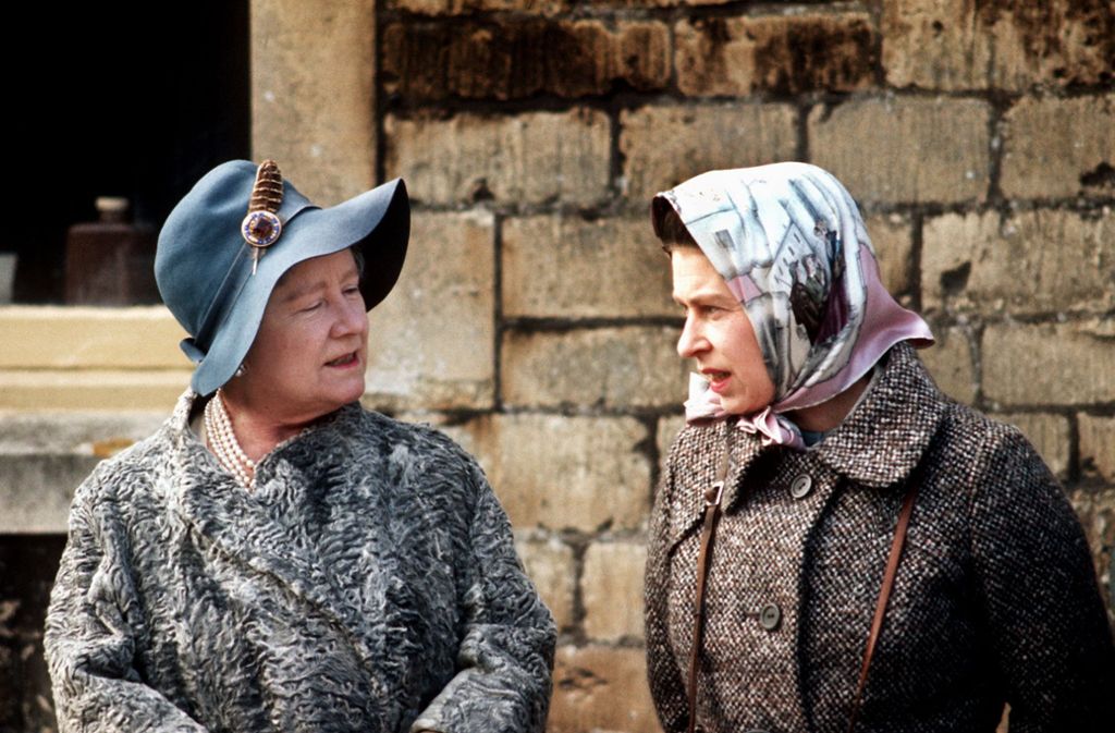 Die Königin kann auch Kopftuch – auf dem Foto unterhält sich Queen Elizabeth II mit ihrer Mutter, The Queen Mother, im Jahr 1973. Frau Mama trägt die typische britische Kopfbedeckung, in diesem Fall eine Art Krempenhut in Eisblau mit Federverzierung.