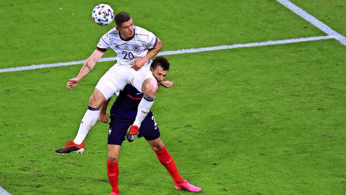  Über Kopfverletzungen im Fußball wird immer wieder diskutiert. Wo in Deutschland noch Nachholbedarf besteht – und warum ein Neurologe die temporäre Auswechslung fordert. 