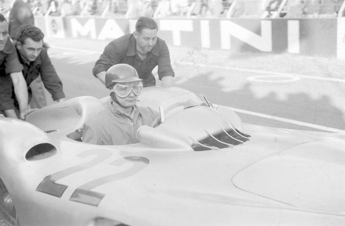 Hans Herrmann darf in der Sammlung der bedeutendsten deutschen Rennfahrer nicht fehlen – nicht nur, weil er aus Stuttgart kommt, sondern auch, wegen seiner Vielseitigkeit. Der Pilot trat bei den unterschiedlichsten Rennarten und für verschiedenste Marken an. Sein erstes Formel-1-Rennen fuhrt er 1953 in Deutschland, ein Jahr später wurde er WM-Siebter.