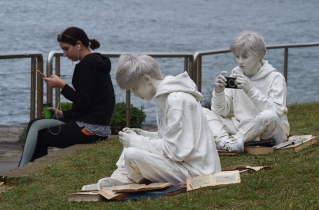 Zwischen Urlaubern und Spaziergängern am Strand sitzen kann jeder. Am Bondi Beach in Australien sitzt man dieser Tage zwischen Skulpturen von Künstlern aus aller Welt. Wie zum Beispiel diese Frau, die neben der Skulpturen „Quotidianity, the brothers (2103)“ von Fabio Pietrantonio sitzt.