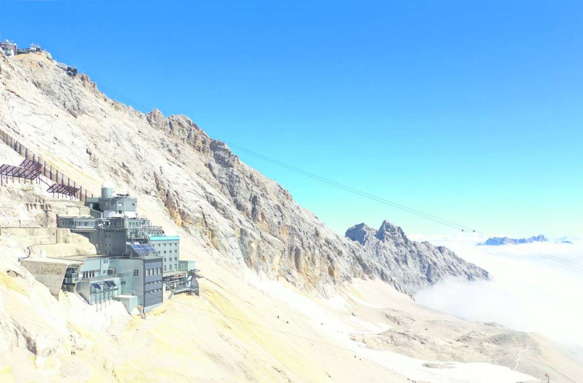 Wie ein Adlernest klebt die Umweltforschungsstation Schneefernerhaus rund 300 Meter unterhalb des Zugspitz-Gipfels in der Felswand.