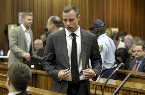 Oscar Pistorius wich den Blicken der Mutter seiner damaligen Freundin im Gerichtssaal aus. Foto: dpa