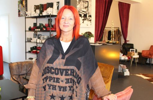 Eleonore Veling hat in Degerloch an der Löwenstraße ihren Laden „Rotkäppchen und Café“ eröffnet, einen Mix aus Café, Mode- und Einrichtungsgeschäft sowie Kunstgalerie. Foto: Caroline Holowiecki